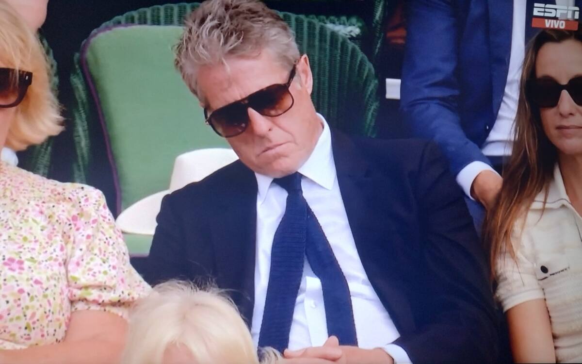 El famoso actor inglés durmiendo flor de siesta en el Palco Real de Wimbledon.