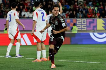 Fue la figura del México vs. Chile y está cerca de ser compañero de Alexis Sánchez en Sevilla
