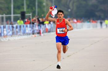 Notable: Hugo Catrileo clasificó al Maratón de París 2024 y se suma al Team Chile