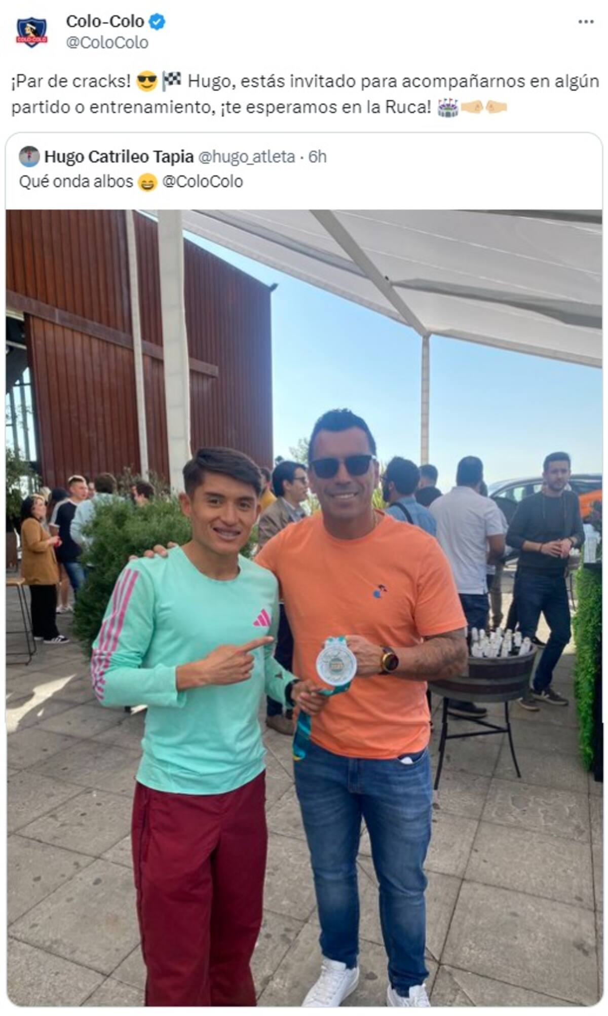 El maratonista posó junto al goleador y le prestó su medalla panamericana