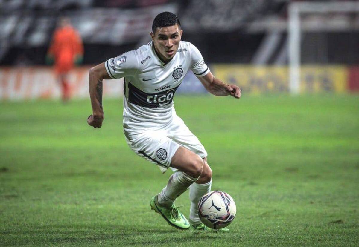 El paraguayo con la camiseta de Olimpia.