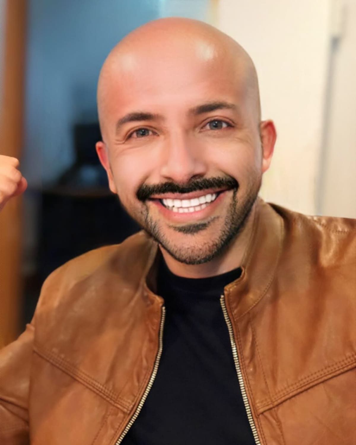 Con esta fotografía el animador sorprendió en redes sociales con su osado cambio de look.