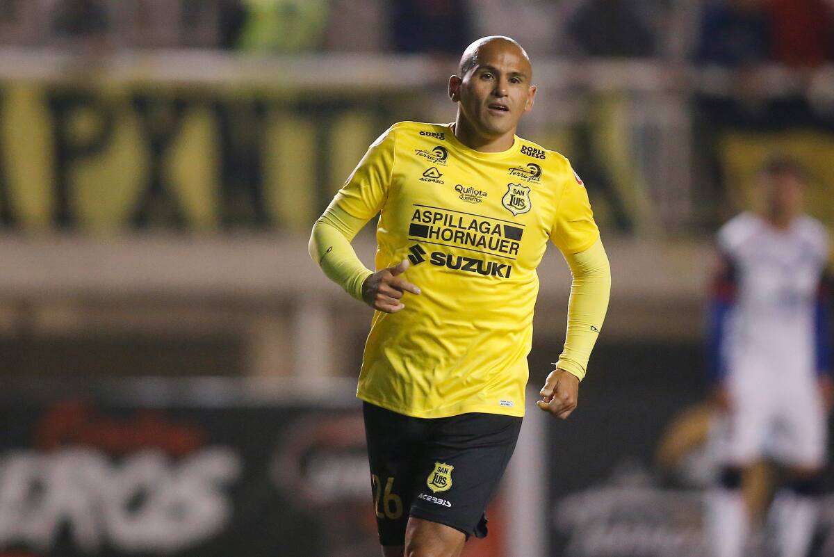 El Chupete no se cansa de hacer goles a sus 42 años y hoy brilla en San Luis de Quillota. (Foto: Agencia Aton)
