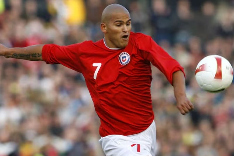 durante un partido de la Selección Chilena, en que no utilizó ninguna marca oficial como proveedor de indumentaria. Foto: Agencia Aton.