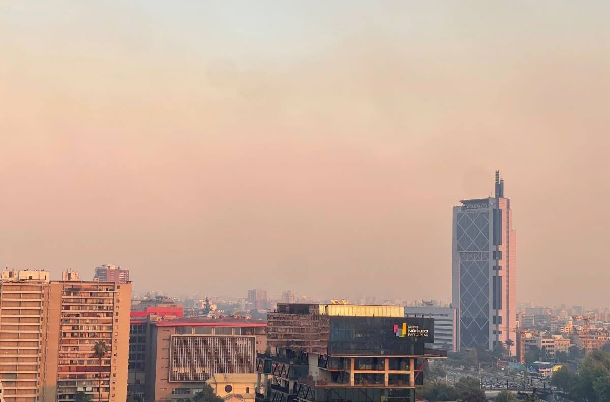 Humo por todo Santiago: Sigue estas recomendaciones ante toxicidad del aire por incendio forestal