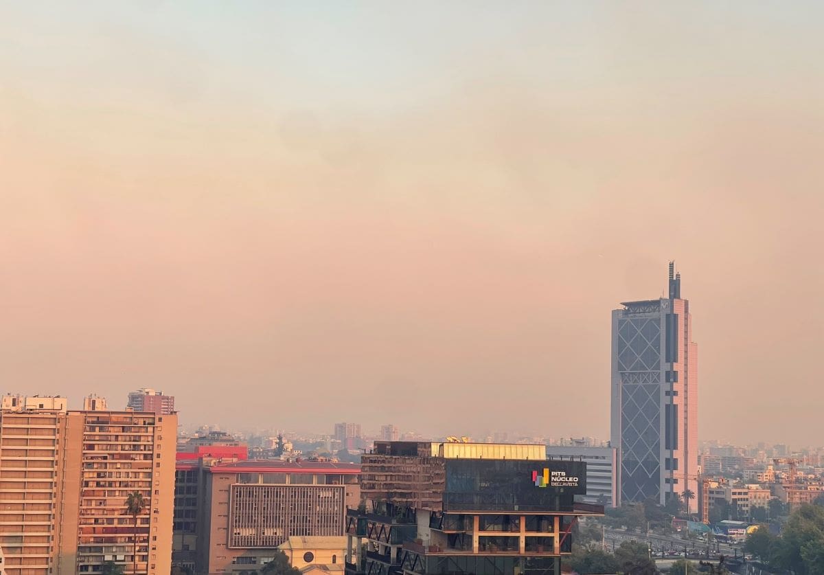 El aire en la capital está casi irrespirable debido al incendio forestal en María Pinto.