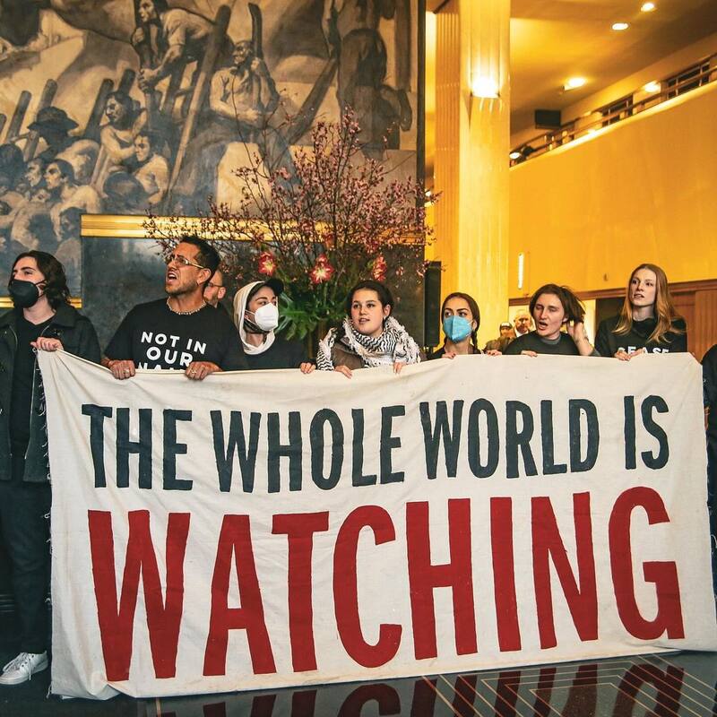Hunter Schafer junto a otros manifestantes en Nueva York.