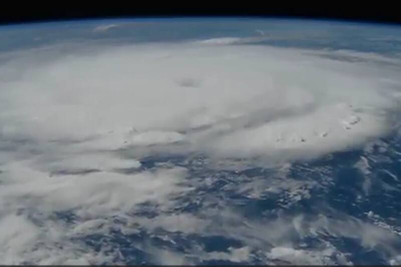 Revisa el registro desde el espacio.