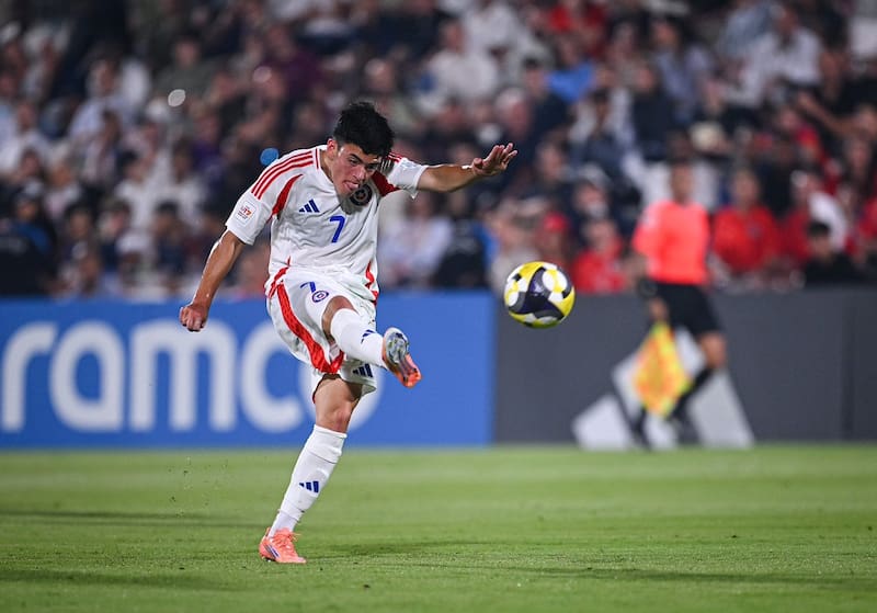 El delantero remata un balón en el debut de Chile en el Mundial Sub 17. Foto: ANFP