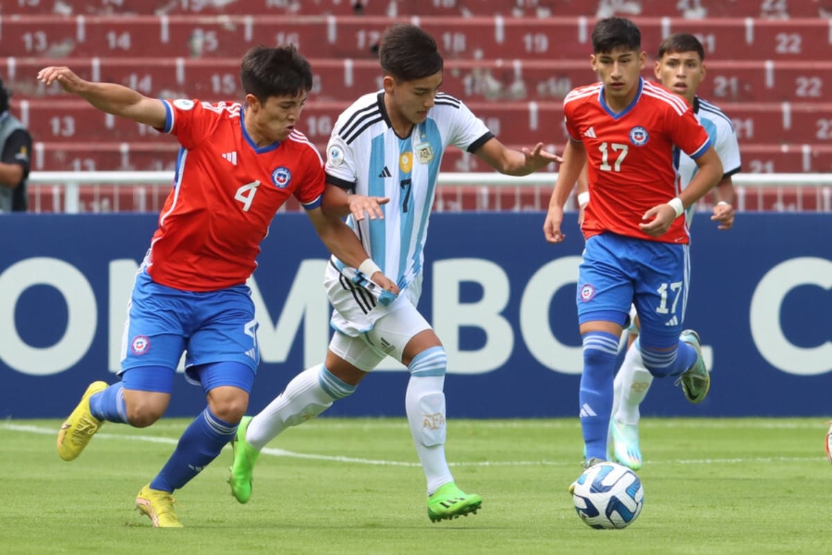 El papá del argentino-chileno dio a conocer por qué el futbolista de River rechazó vestir los colores de La Roja. Foto: Aton.