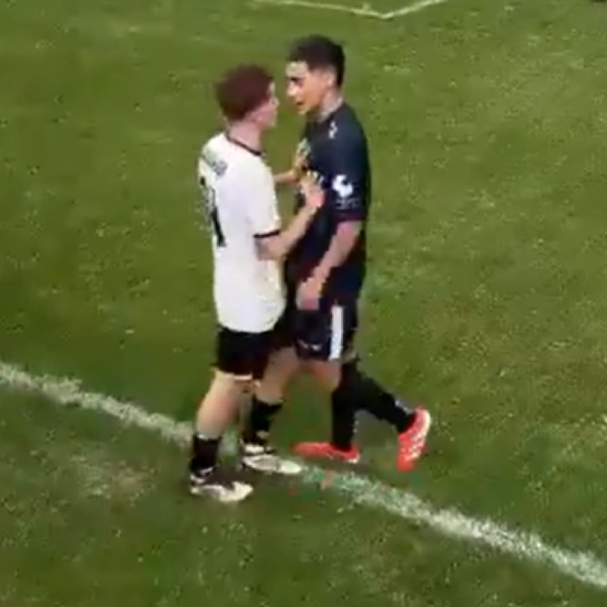 VIDEO | “Está colgado”: cortado de River Plate juega partido de barrio, se pone a pelear y vive enorme burla