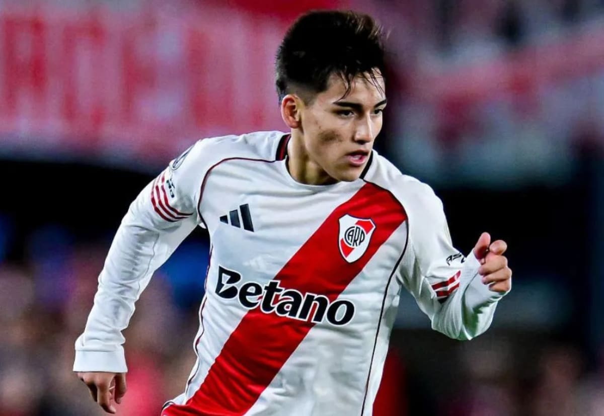La figura argentina con la camiseta de River Plate.