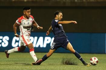 El olvidado lateral izquierdo que está en la UC y puede ser la solución para Tiago Nunes