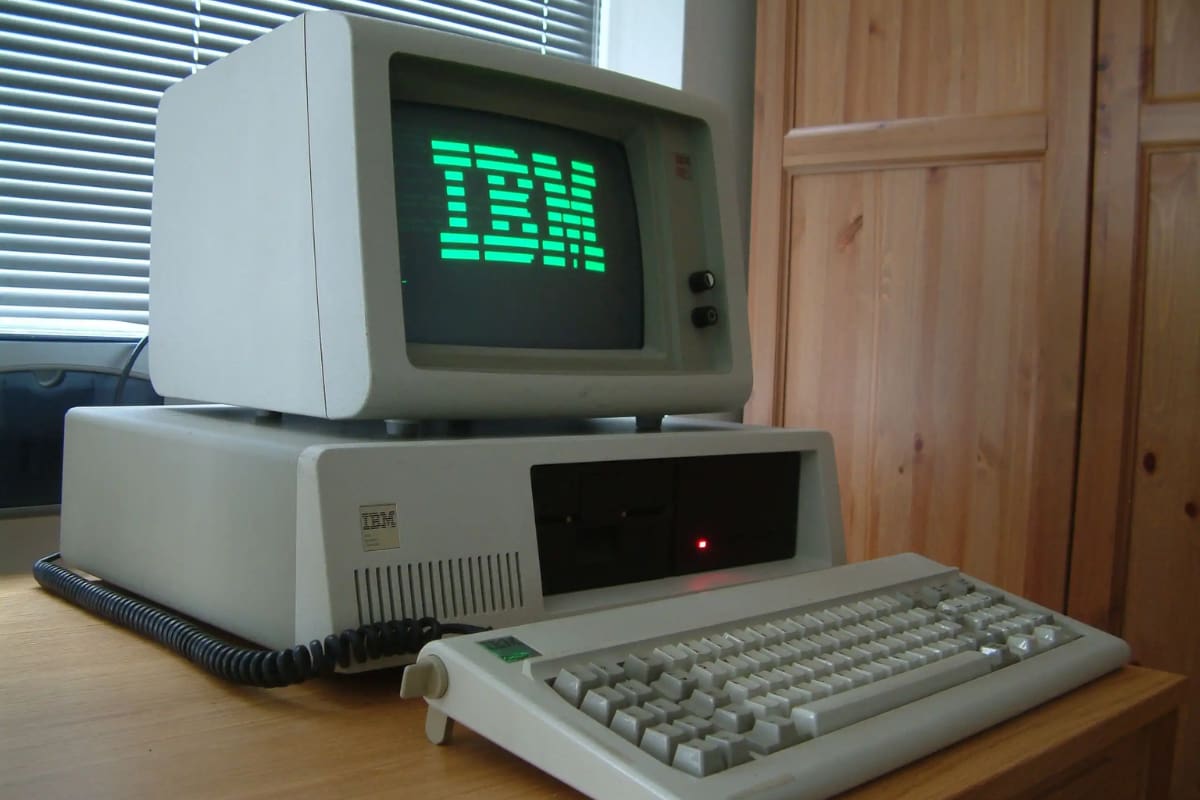 El primer PC para uso personal y doméstico fue presentado por la compañía en 1981. Créditos: Hipertextual.