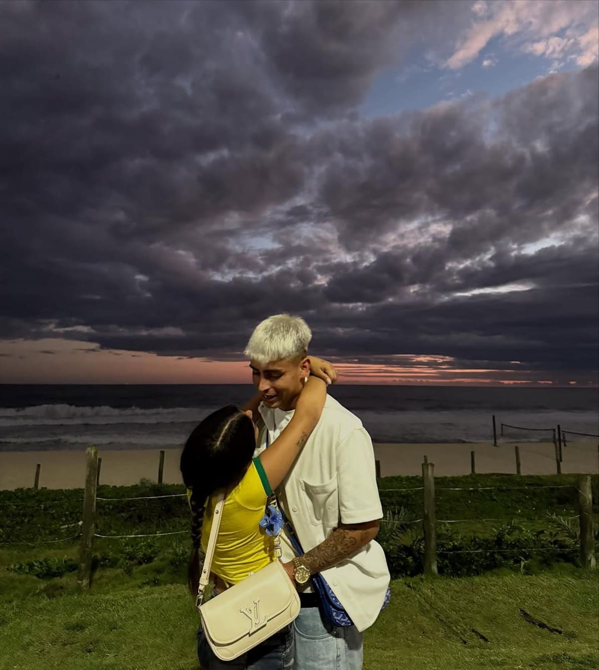 en un atardecer en una playa de Río de Janeiro.