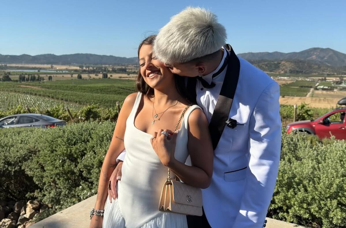 Los elegantes outfits que AK:420 e Ignacia Antonia usaron para ir a un matrimonio juntos