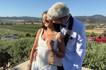 Los elegantes outfits que AK:420 e Ignacia Antonia usaron para ir a un matrimonio juntos