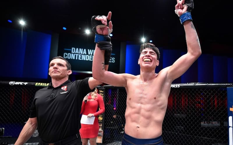 celebra un triunfo. Foto: UFC