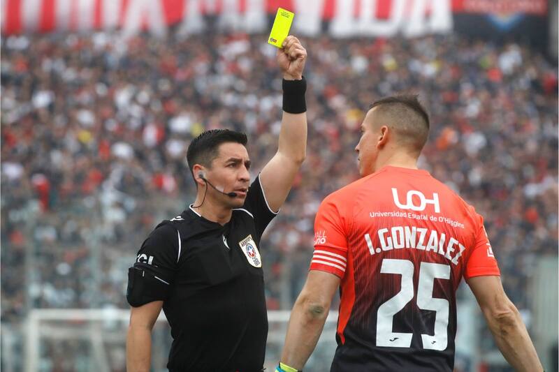 El portero de Everton (en imagen de archivo recibiendo una tarjeta amarilla por parte del árbitro Miguel Araos) no fue castigado tras el partido ante Colo Colo. Foto: Agencia Aton.