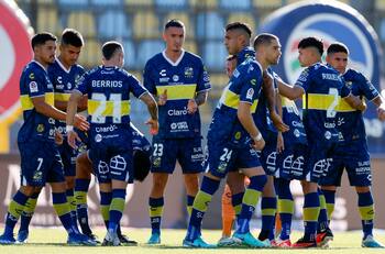 ¡Para el aniversario del club! Jugador de Everton acusa robo en el camarín