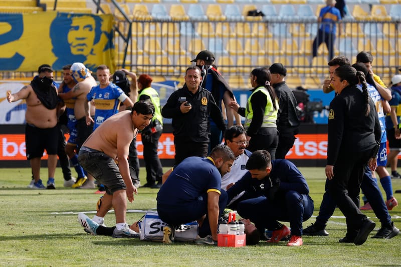 De manera insólita, fue encarado por barristas mientras era atendido. Foto: Photosport