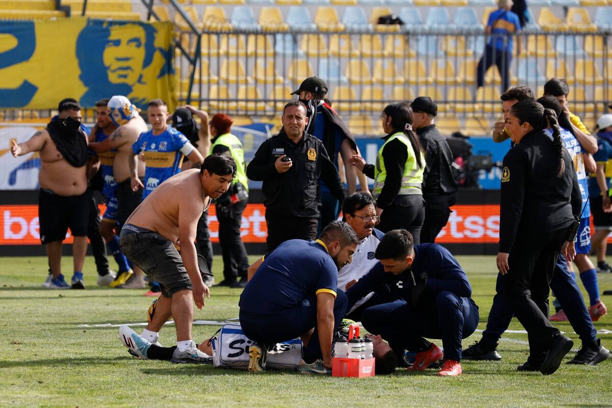De manera insólita,el portero fue encarado por barristas mientras era atendido. Foto: Agencia ATON.