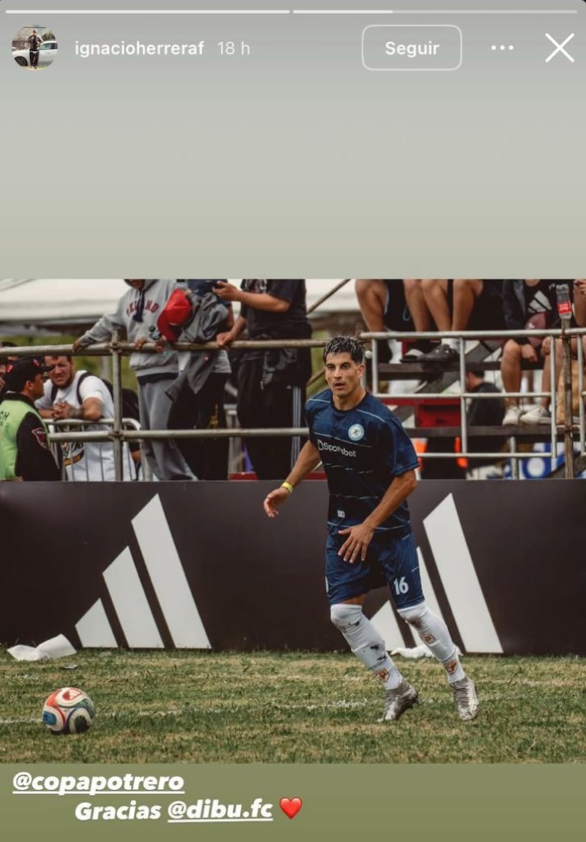 El delantero jugando en el equipo del Dibu Martínez.