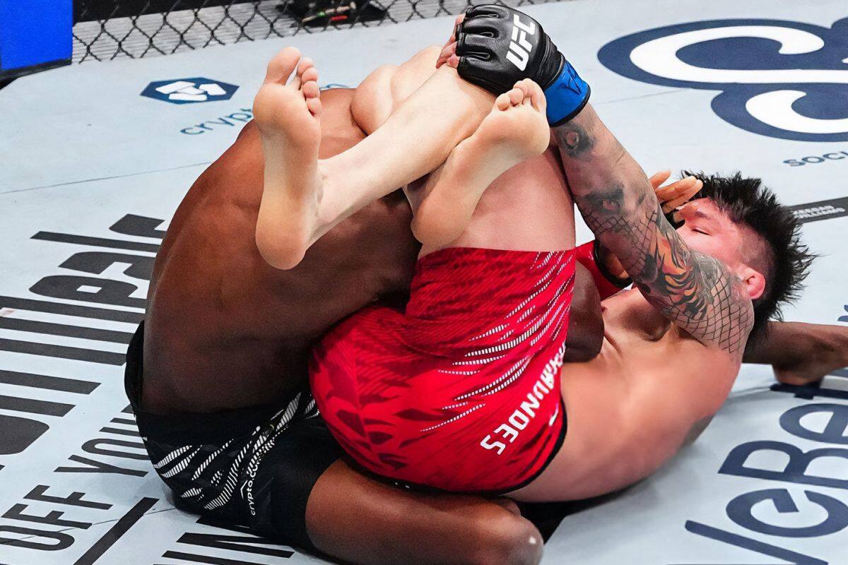 Dos minutos y 31 segundos del primer asalto y el chileno somete al estadounidense Jalin Turner.