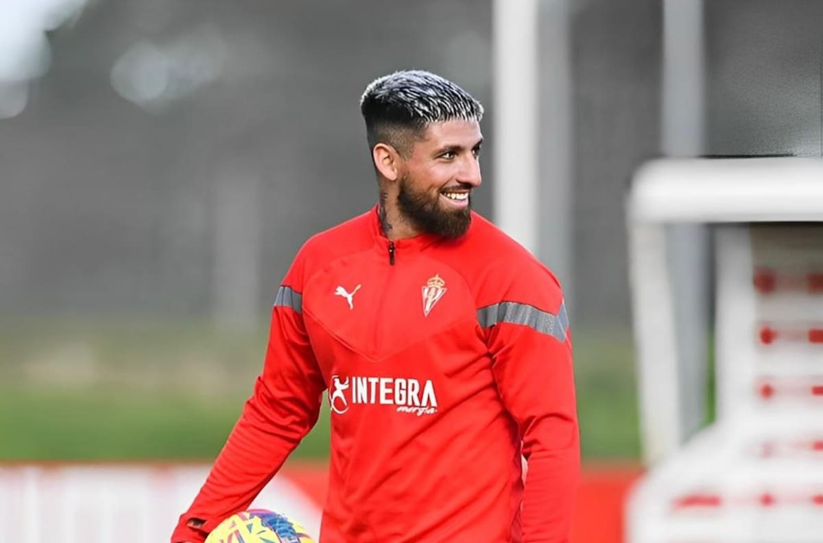 Entrena solo y en su club le buscan una salida: el amargo presente de delantero chileno en España