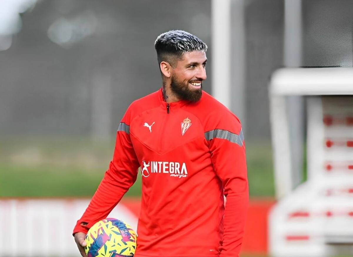 es criticado por los hinchas del Sporting Gijón.