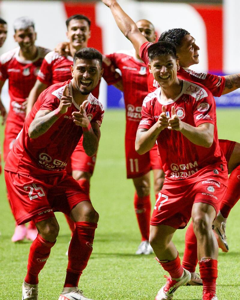 El delantero de La Calera celebrando su doblete ante Universidad Católica.