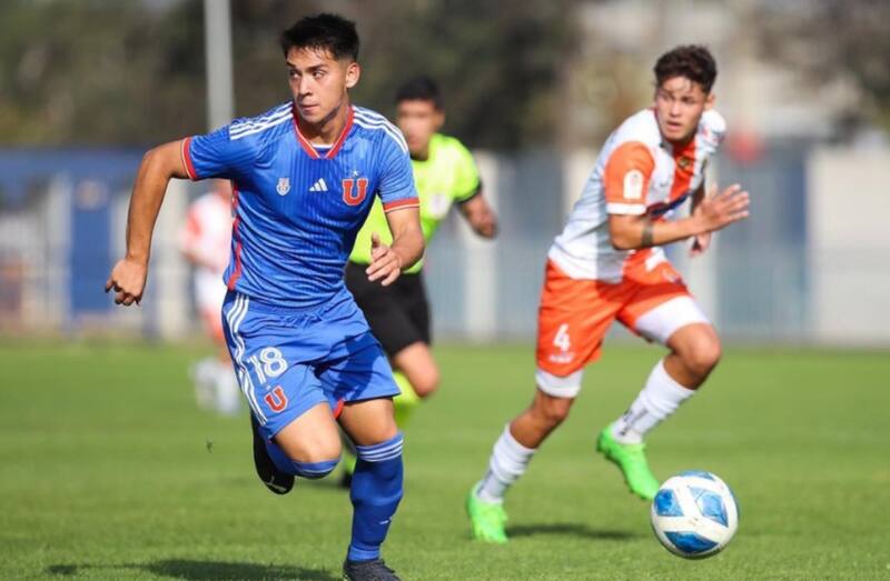 El delantero puede debutar en el profesionalismo lejos de la U.