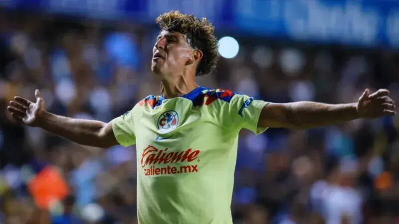 Igor Lichnovsky celebrando su primer gol con el América.