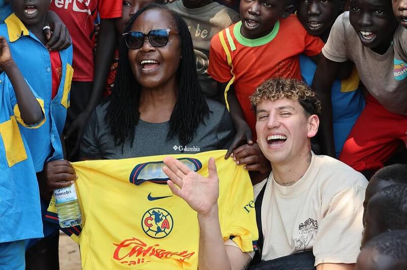 viajó a Uganda a realizar labores comunitarias.