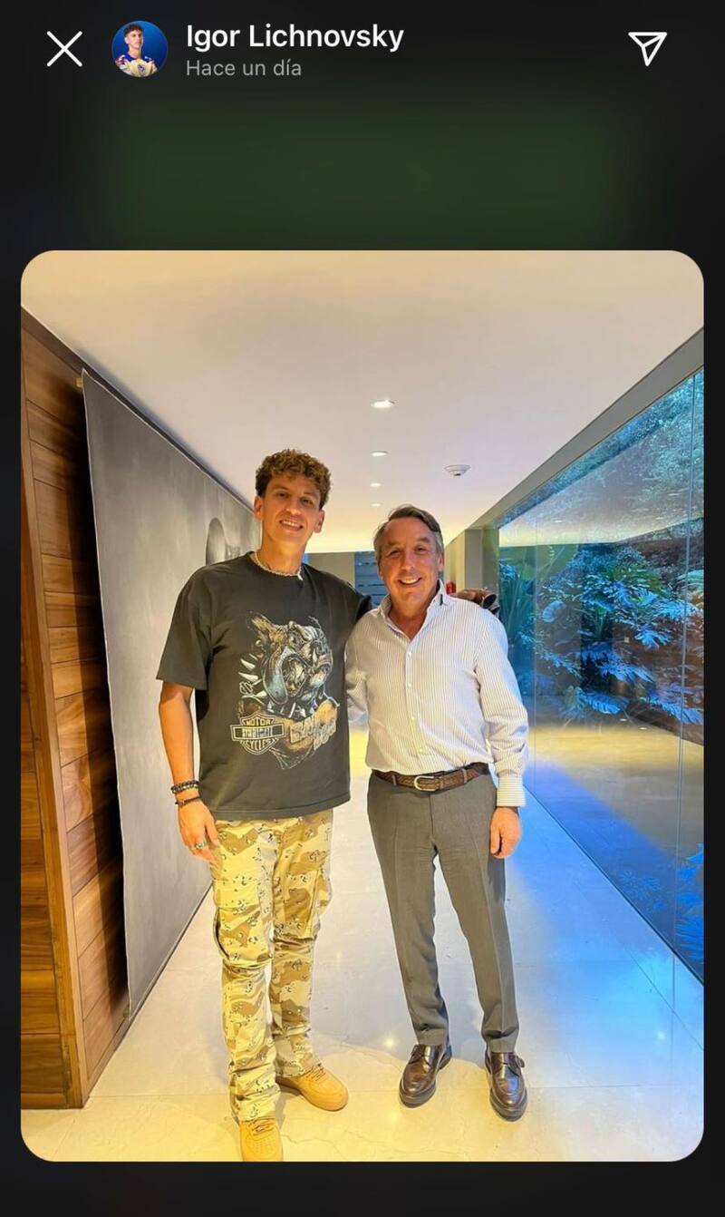 El registro del chileno junto al Presidente del club. (Foto: @igorlichnovsky/Instagram)
