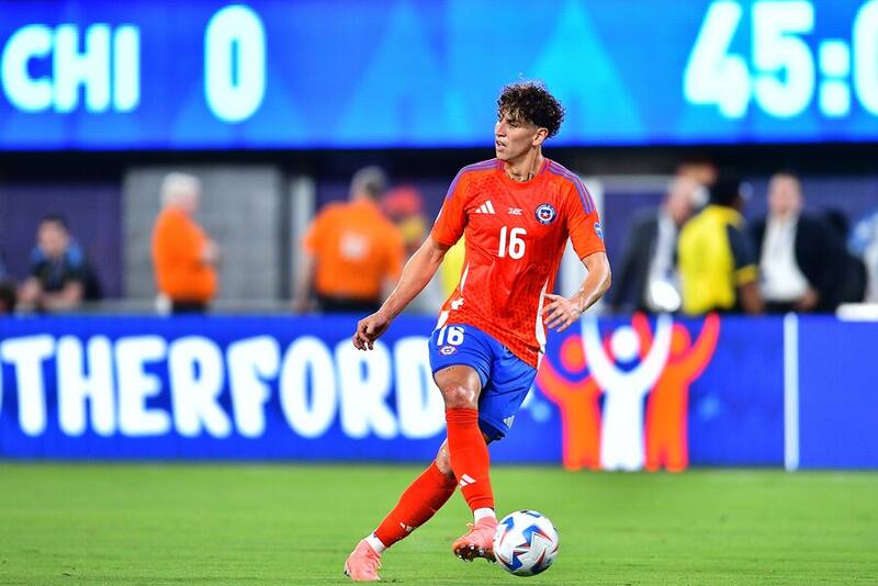 El zaguero de La Roja no seguirá en el América. Foto: Aton.