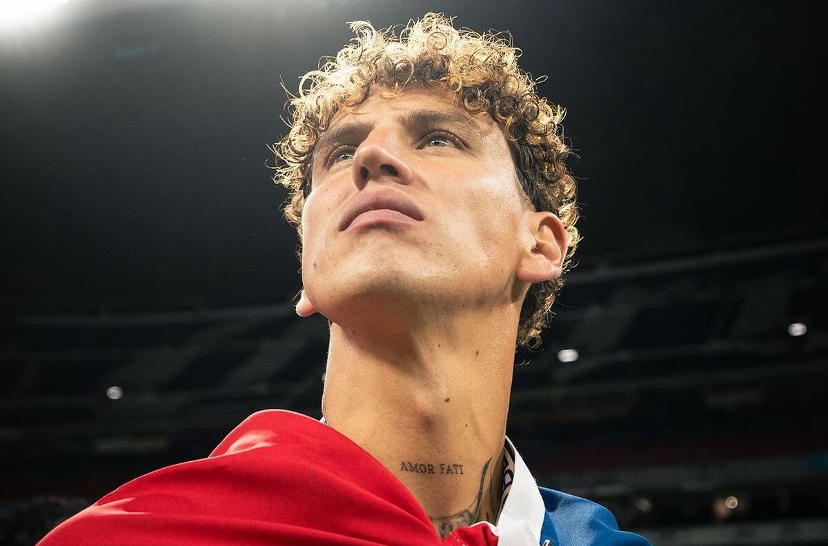 Futbolista chileno causa sensación al llegar en una Tesla Cybertruck al estadio