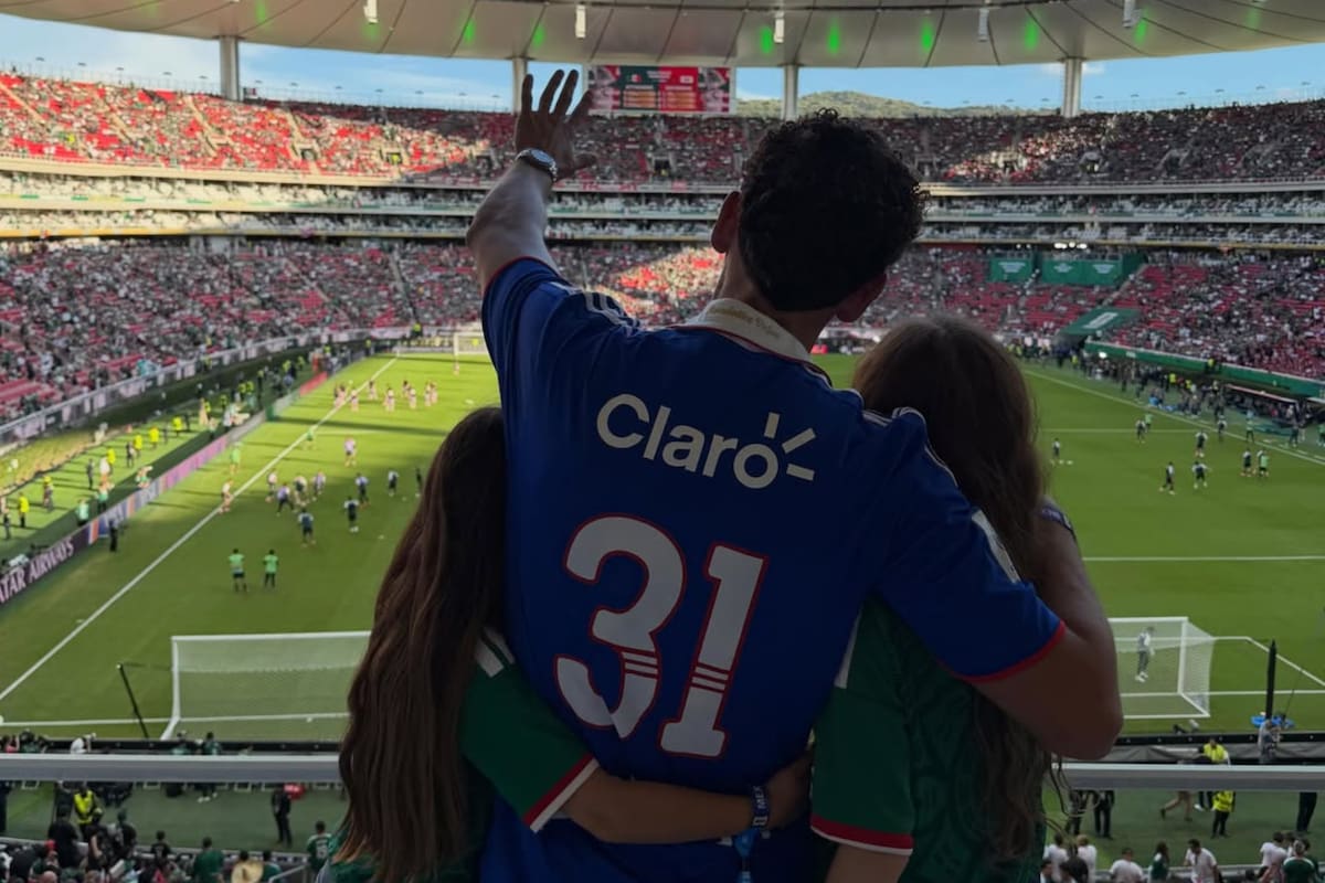 El defensor ocupó la camiseta de Universidad de Chile en el partido de México vs. Corea del Sur. Foto: Igor Lichnovsky en Instagram.