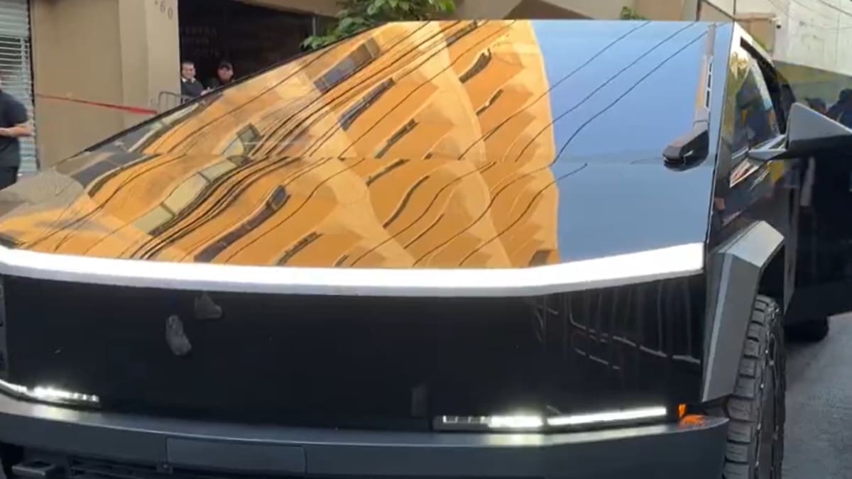 Es sensación en México: ¿Cuánto cuesta la impresionante camioneta Tesla de Igor Lichnovsky?