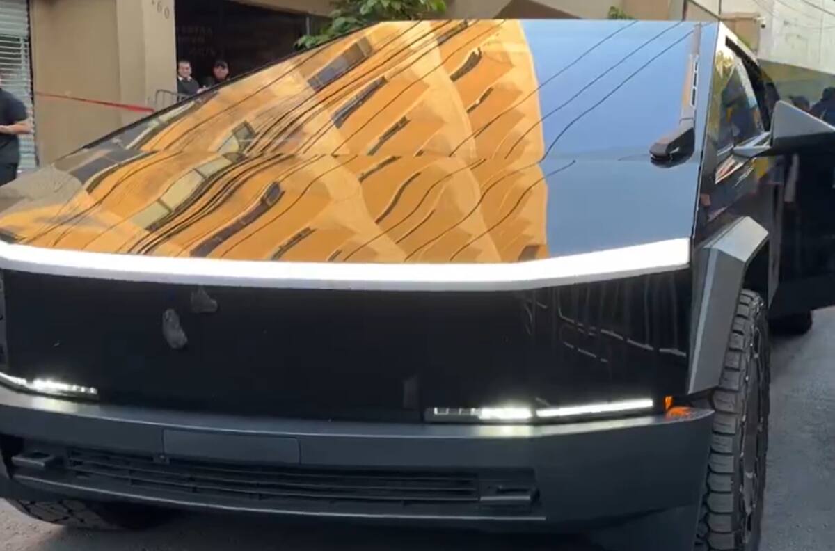 Es sensación en México: ¿Cuánto cuesta la impresionante camioneta Tesla de Igor Lichnovsky?