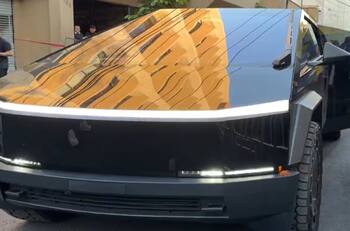 Es sensación en México: ¿Cuánto cuesta la impresionante camioneta Tesla de Igor Lichnovsky?