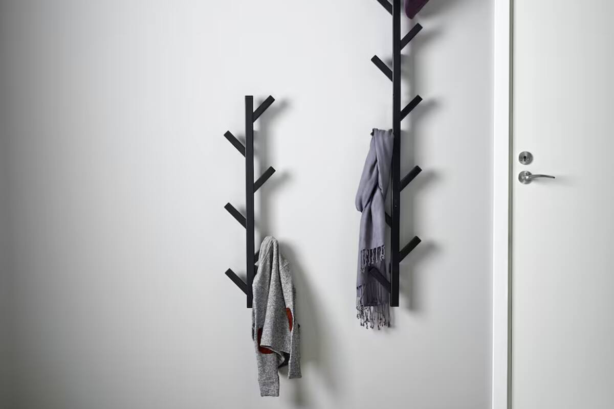 Diseño elegante y funcional para organizar abrigos y accesorios