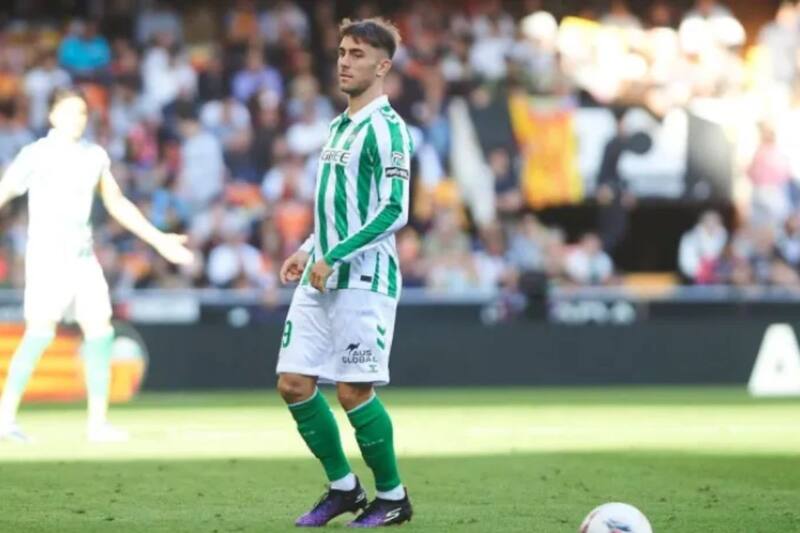 El volante se encuentra cómodo en el Betis y no quiere salir en el mercado invernal.