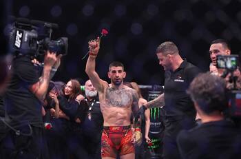 El millonario premio que se llevó Ilia Topuria tras noquear a Max Holloway en UFC 308