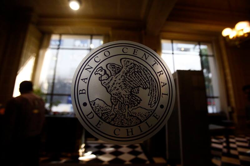 Banco Central anuncia una caída de un 0,9%.