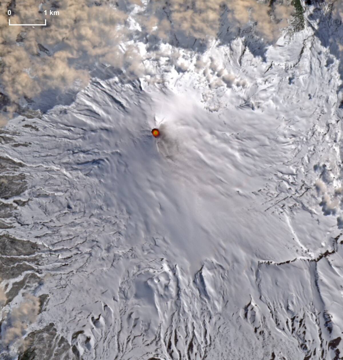 Esta es la imagen satelital del Volcán Villarrica donde se aprecia el "crater caliente".