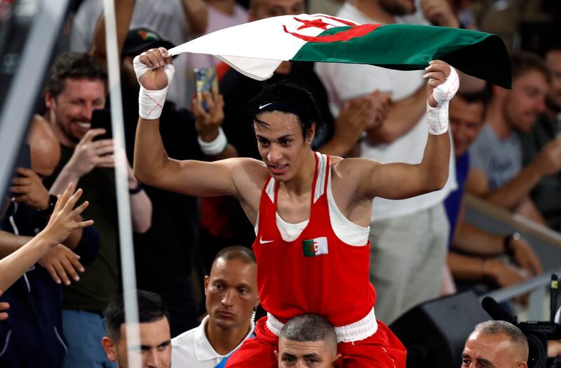 festejando su medalla de oro en París 2024.