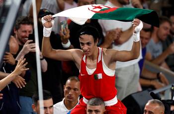 VIDEO | Lo festejó con todo: Imane Khelif se llevó la medalla de oro en París 2024