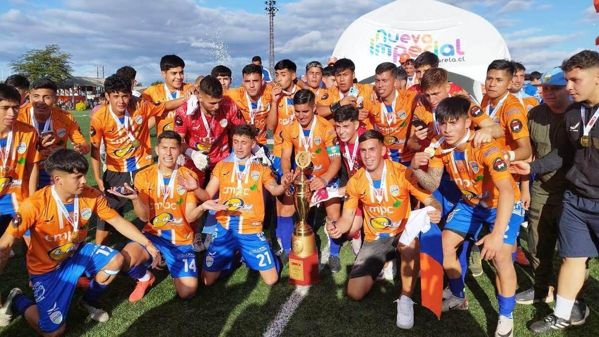 El plantel de Imperial Unido recibiendo la copa de Tercera B