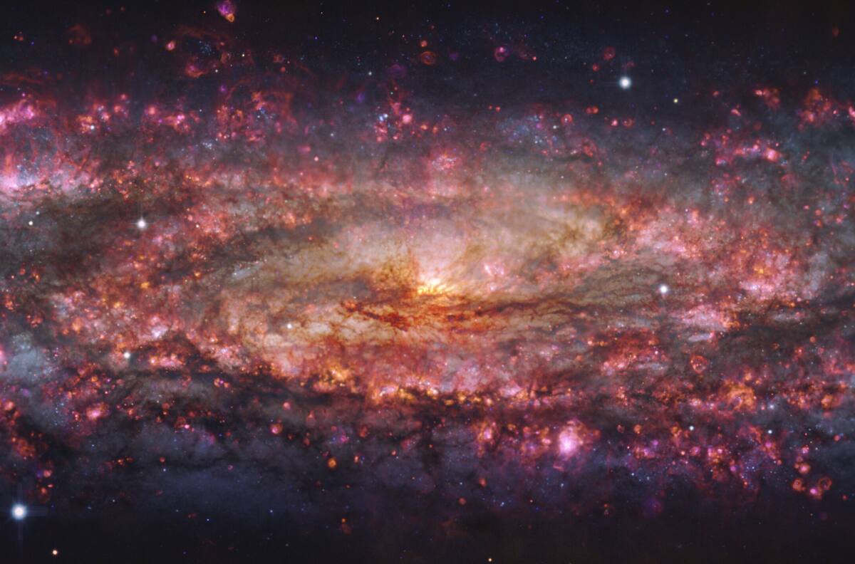 Científicos capturan desde Chile impresionante imagen de una galaxia que tiene 4.000 colores diferentes